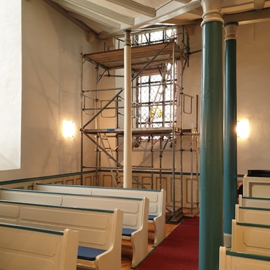 Riss am Kirchenfenster wird repariert